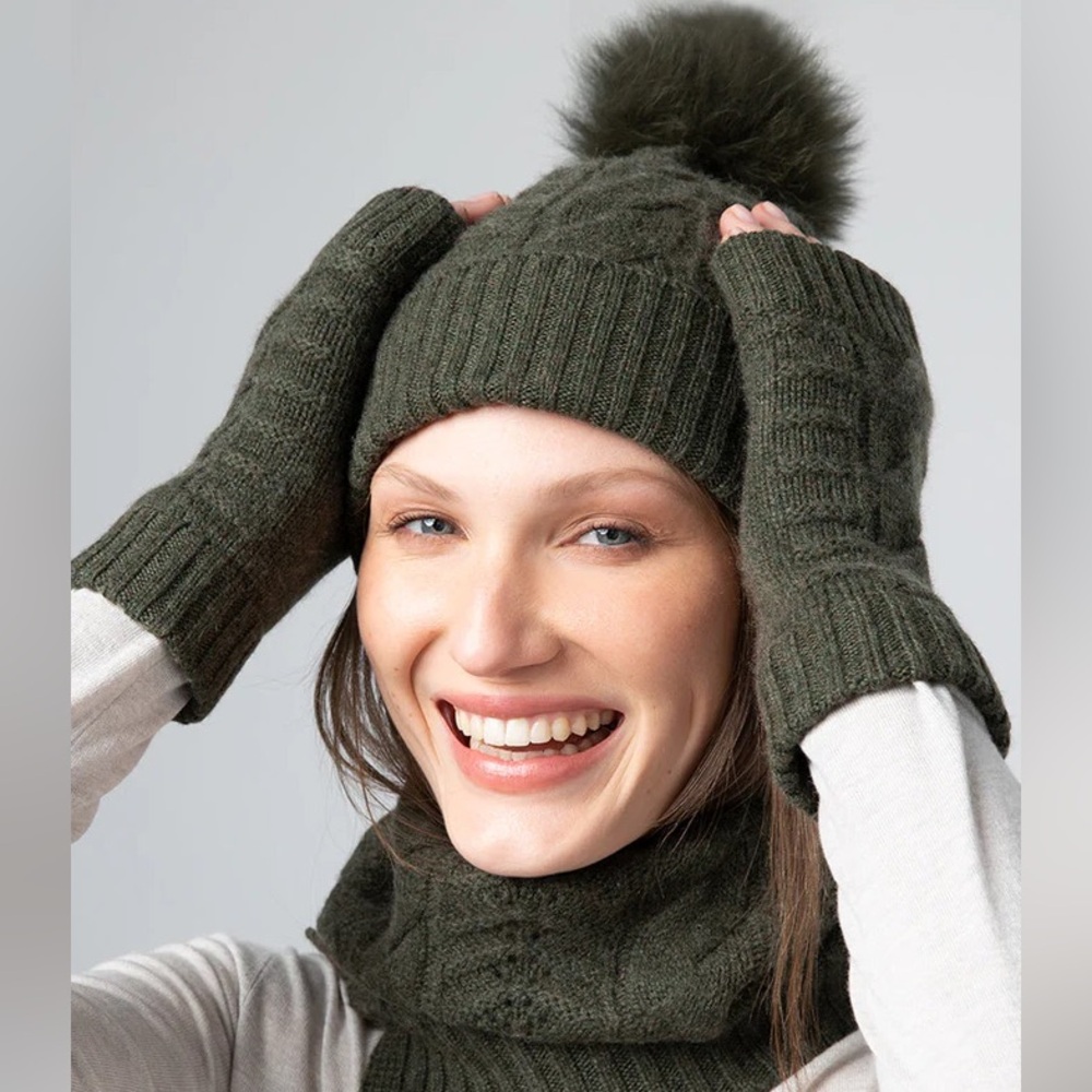 Kinross Cashmere Green Cable knit Texting Fingerless Gloves. New without tags